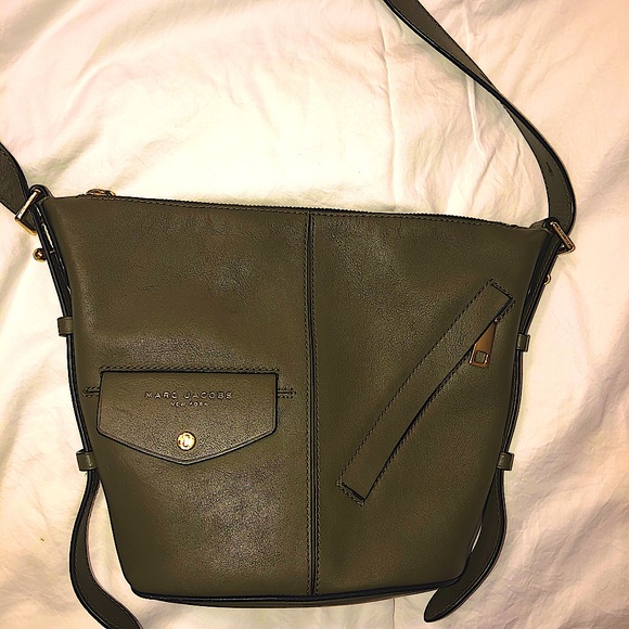 Marc Jacobs Handbags - Marc Jacobs Sling Hobo Bag Olive Green Leather Crossbody Bucket Handbag Purse